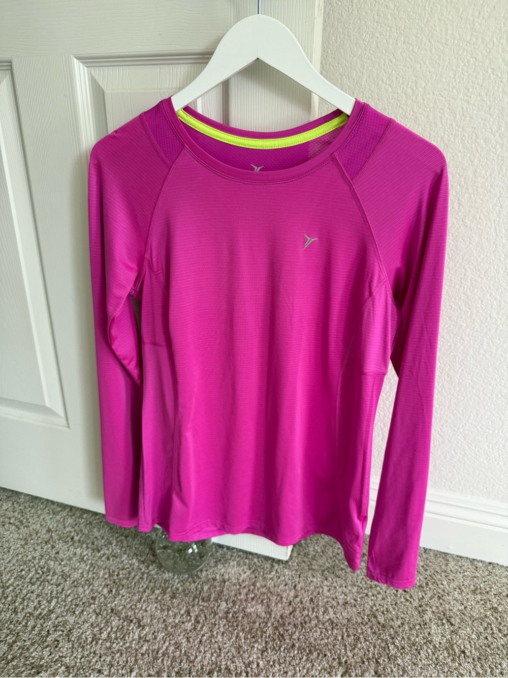 Women’s Old Navy Bright Fuchsia Long-Sleeve Active Top - Size Medium - EUC!